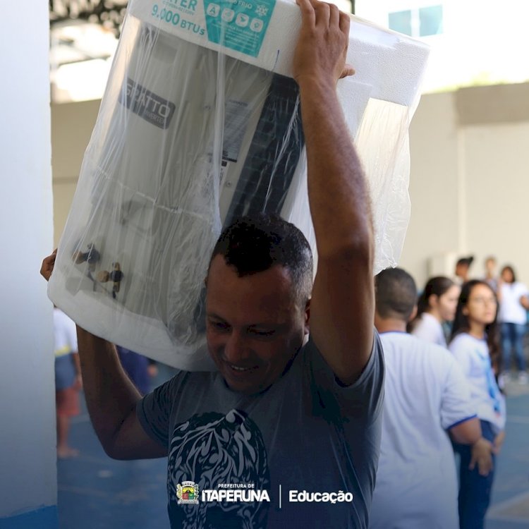 Semed entrega de novos aparelhos de ar condicionado na Escola Municipal Sítio São Benedito.