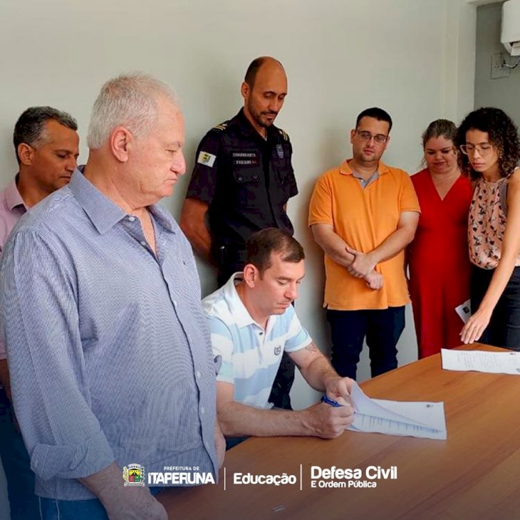 Secretarias de Educação e Defesa Civil assinam convênio para criação do projeto Anjos da Guarda.