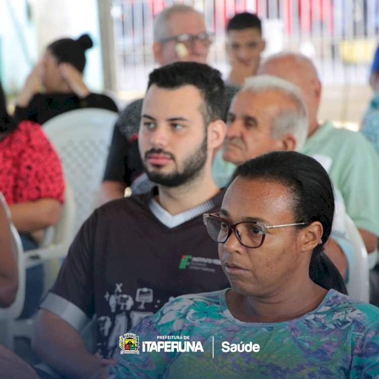 Secretaria de Saúde realiza ação especial no dia mundial de conscientização da doença de Parkinson.