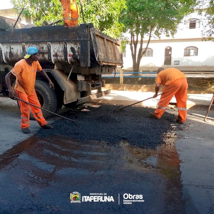 Secretaria de Obras realiza Operação Tapa Buraco  no bairro Cehab.