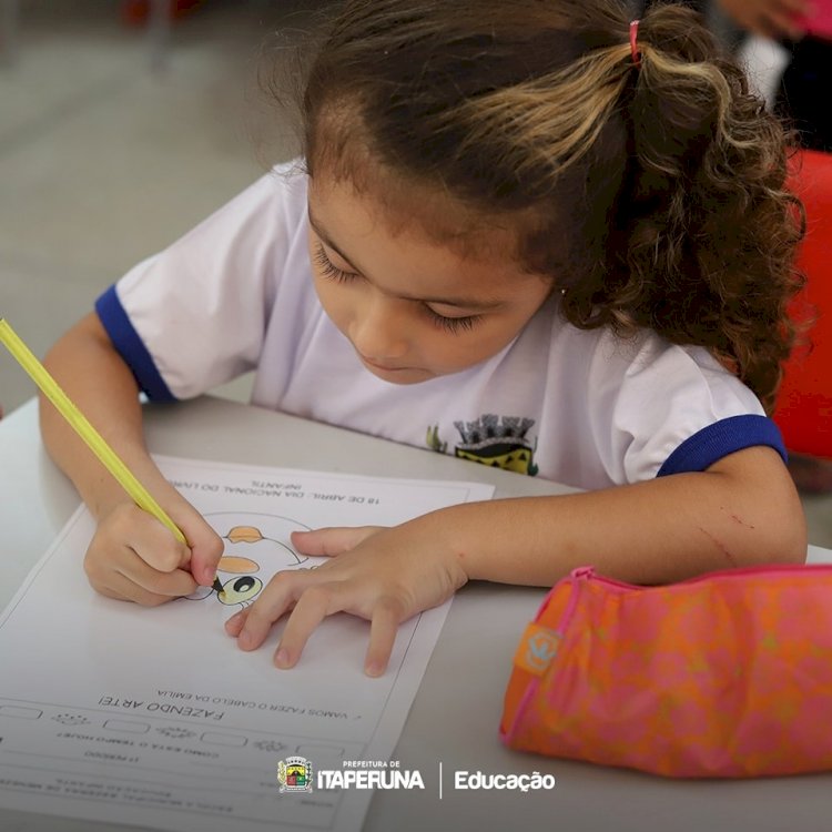 Escolas Municipais celebram o dia do livro infantil.