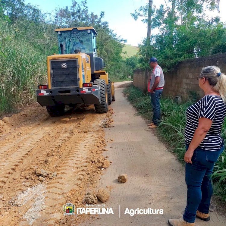 Secretaria de Agricultura recupera estrada no distrito de Raposo.