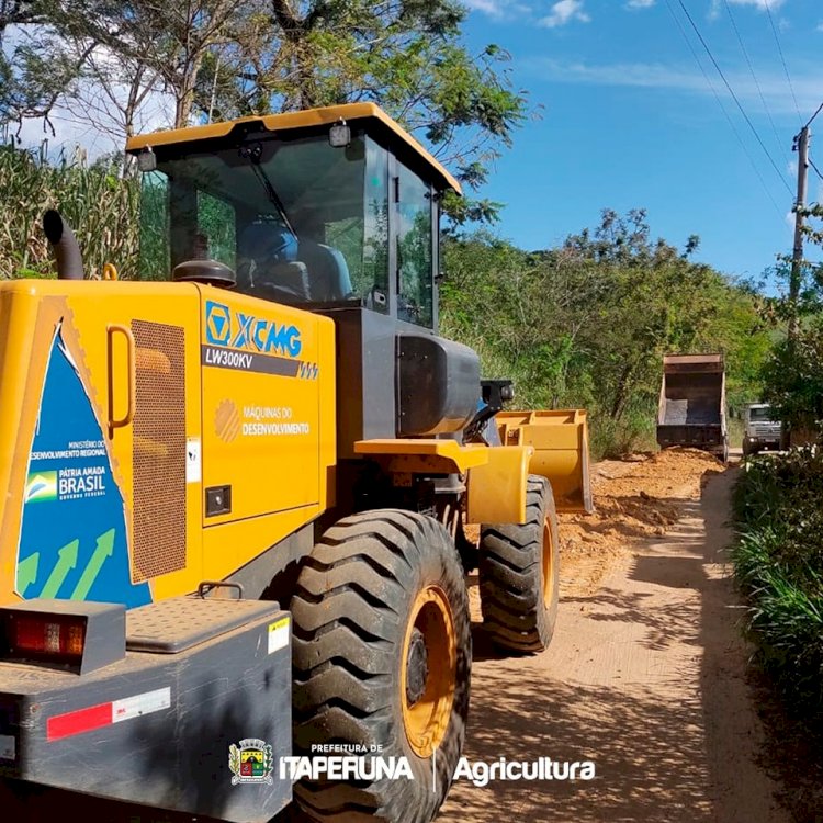 Secretaria de Agricultura recupera estrada no distrito de Raposo.