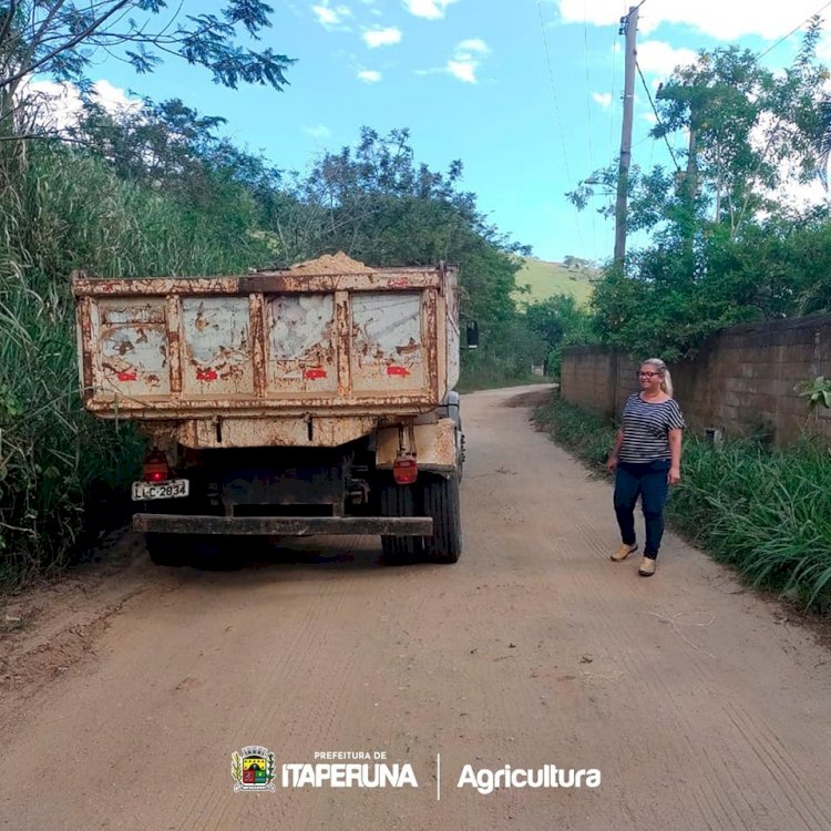 Secretaria de Agricultura recupera estrada no distrito de Raposo.