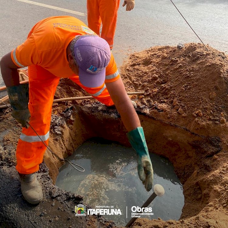 Secretaria de Obras realiza reparo na rede de esgoto no Centro.