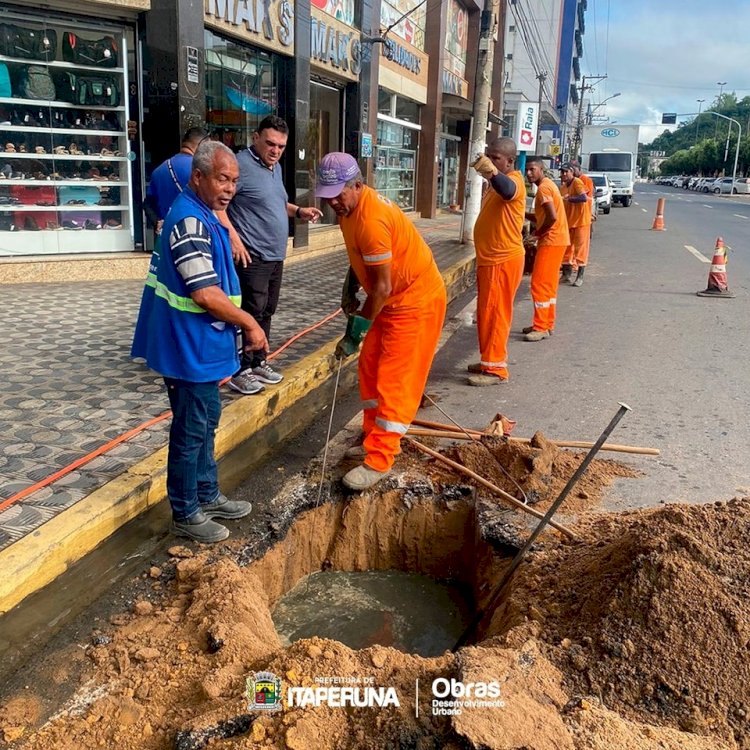 Secretaria de Obras realiza reparo na rede de esgoto no Centro.