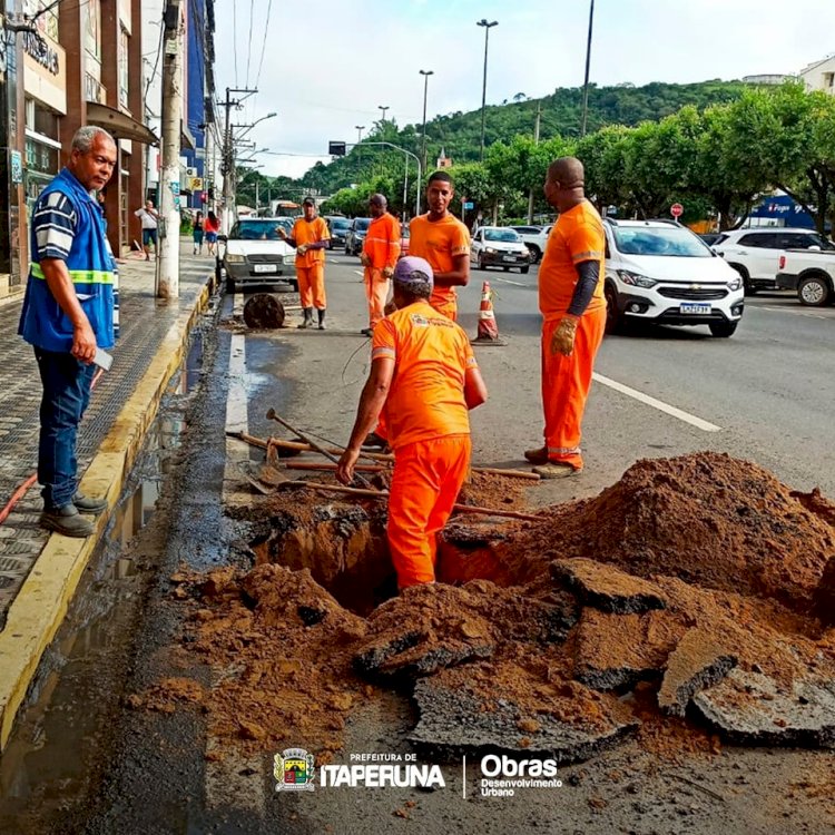 Secretaria de Obras realiza reparo na rede de esgoto no Centro.