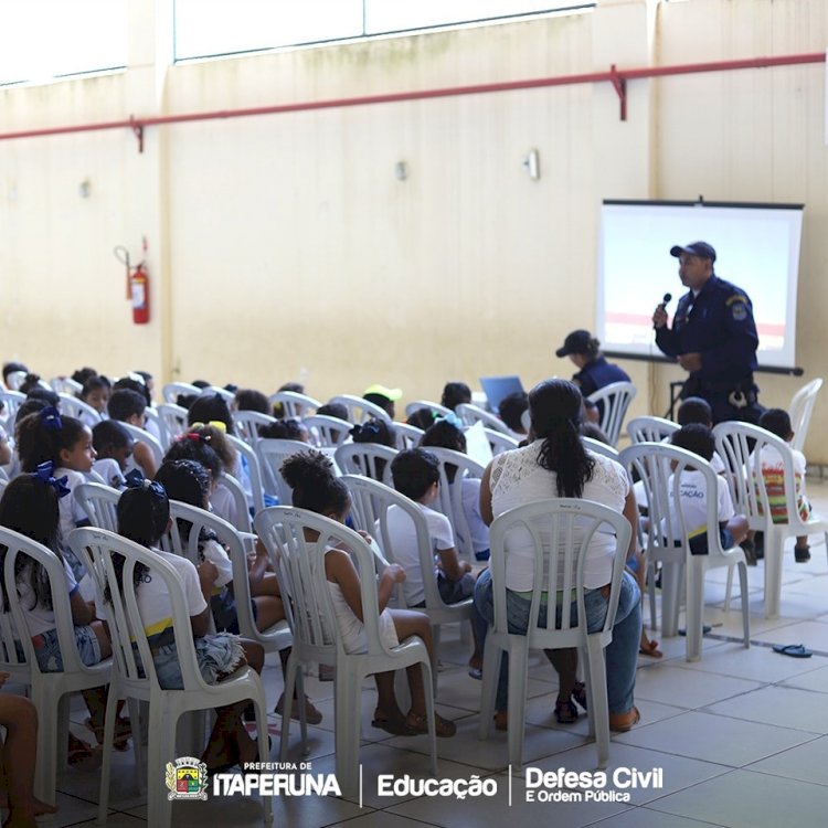 Guarda Municipal ministra palestra contra bullying na E.M. Santa Paz.