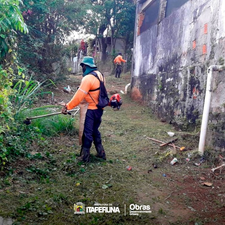 Castelo recebe equipe de limpeza da Secretaria de Obras.