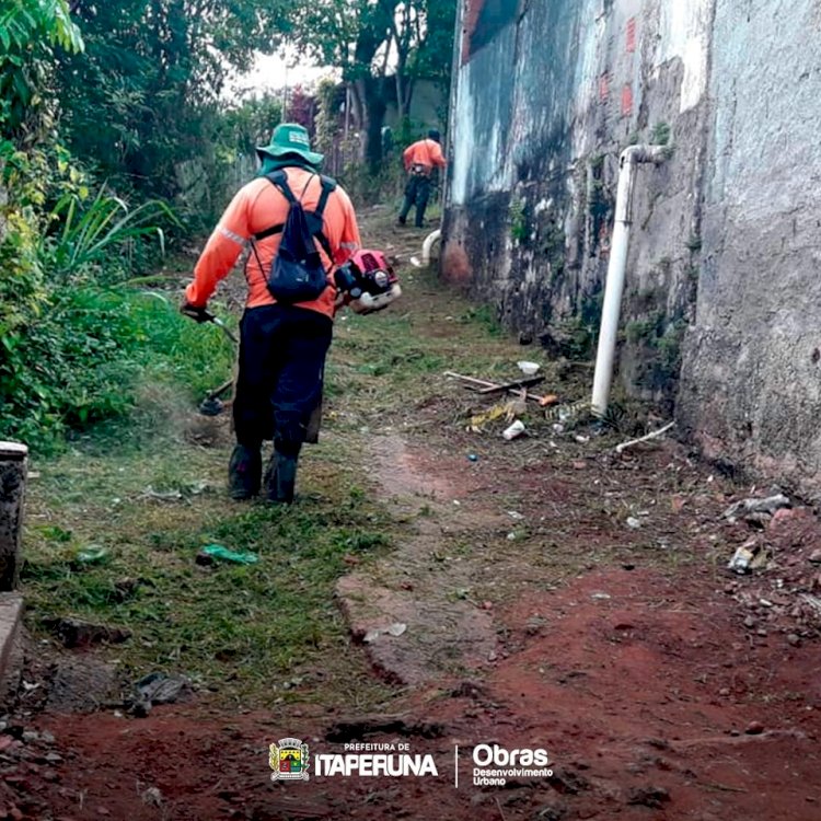 Castelo recebe equipe de limpeza da Secretaria de Obras.