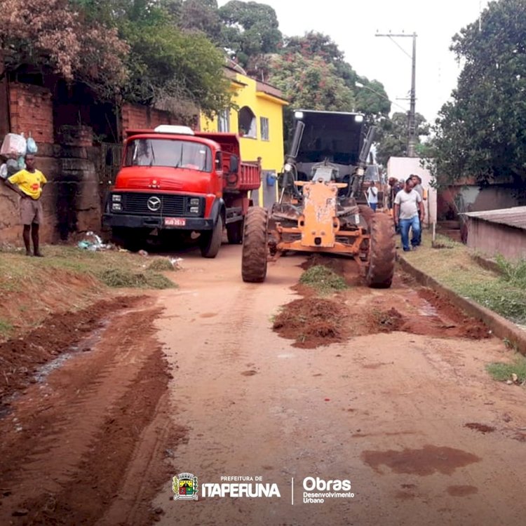 Castelo recebe equipe de limpeza da Secretaria de Obras.