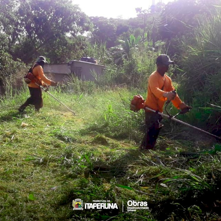 Castelo recebe equipe de limpeza da Secretaria de Obras.