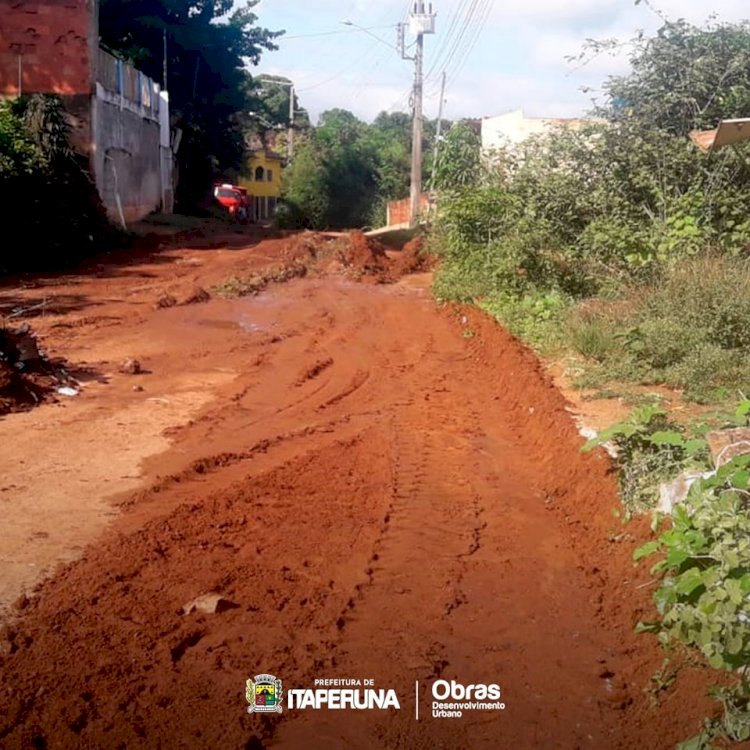 Castelo recebe equipe de limpeza da Secretaria de Obras.