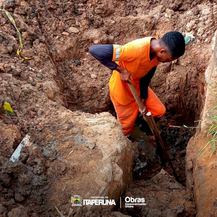 Secretaria de Obras instala nova caixa de esgoto no loteamento Boa Fortuna.