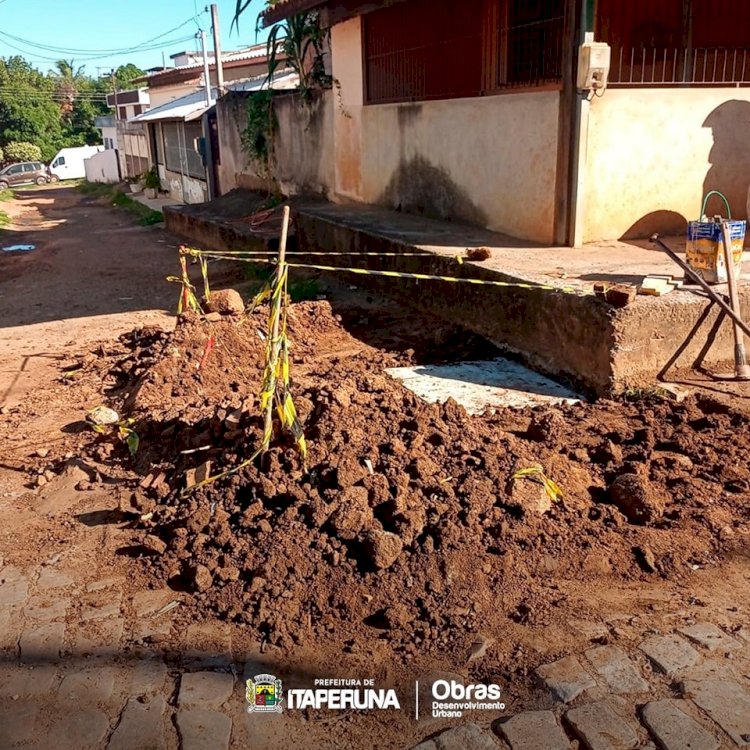 Secretaria de Obras instala nova caixa de esgoto no loteamento Boa Fortuna.