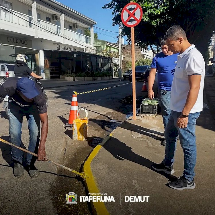 Departamento Municipal de Trânsito  instala nova sinalização na rua Platão Boechat.