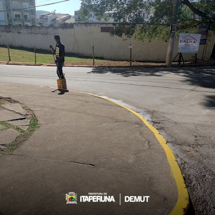 Departamento Municipal de Trânsito  instala nova sinalização na rua Platão Boechat.