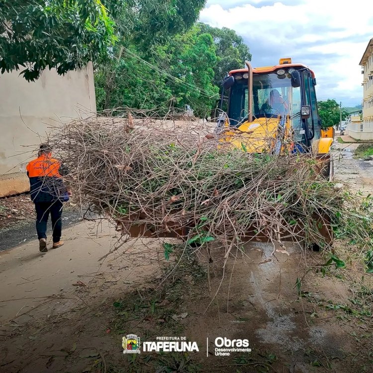 Equipes da Secretaria de Obras intensificam o trabalho de limpeza da cidade.