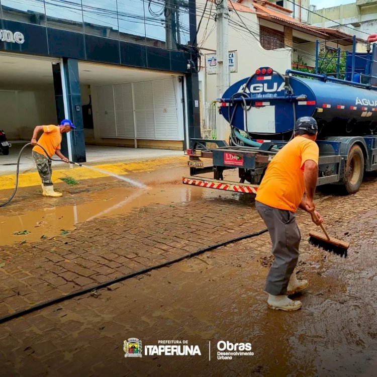 Equipes da Secretaria de Obras intensificam o trabalho de limpeza da cidade.