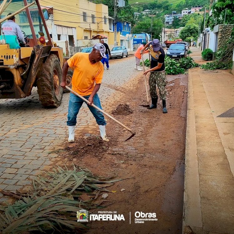 Equipes da Secretaria de Obras intensificam o trabalho de limpeza da cidade.