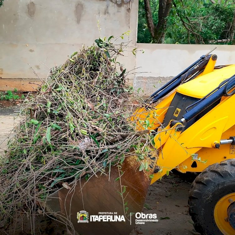 Equipes da Secretaria de Obras intensificam o trabalho de limpeza da cidade.