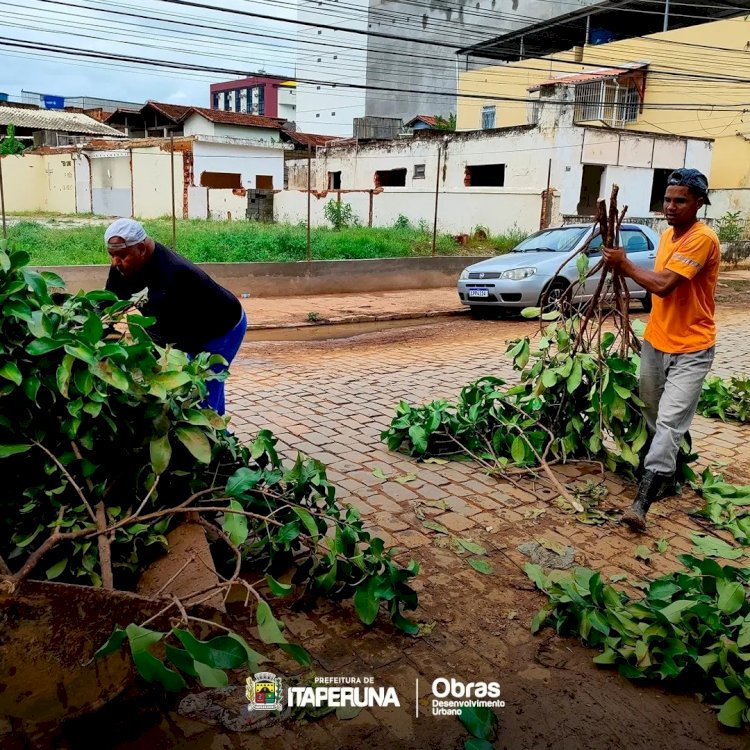 Equipes da Secretaria de Obras intensificam o trabalho de limpeza da cidade.