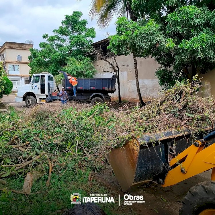 Equipes da Secretaria de Obras intensificam o trabalho de limpeza da cidade.