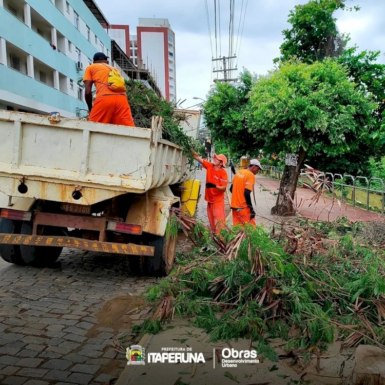 Equipes da Secretaria de Obras intensificam o trabalho de limpeza da cidade.