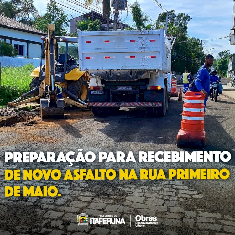 Preparação para recebimento de novo asfalto na rua Primeiro de Maio.