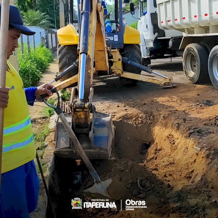 Preparação para recebimento de novo asfalto na rua Primeiro de Maio.