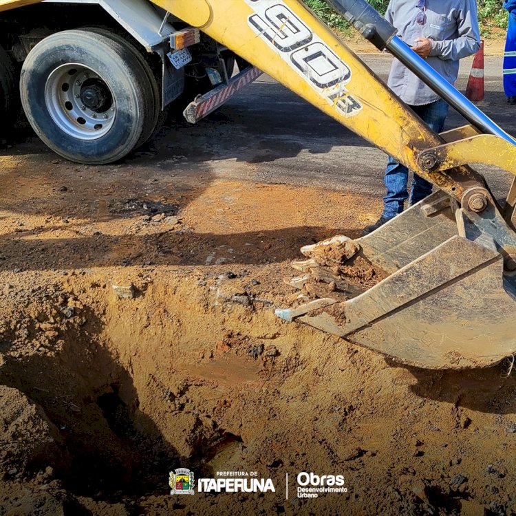 Preparação para recebimento de novo asfalto na rua Primeiro de Maio.