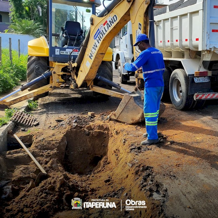 Preparação para recebimento de novo asfalto na rua Primeiro de Maio.