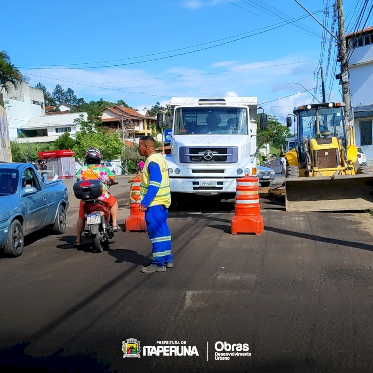 Preparação para recebimento de novo asfalto na rua Primeiro de Maio.