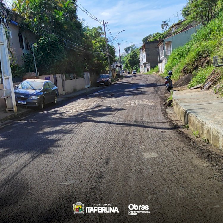 Preparação para recebimento de novo asfalto na rua Primeiro de Maio.