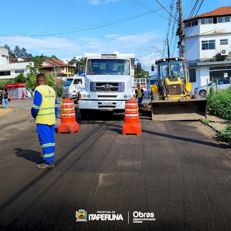 Preparação para recebimento de novo asfalto na rua Primeiro de Maio.