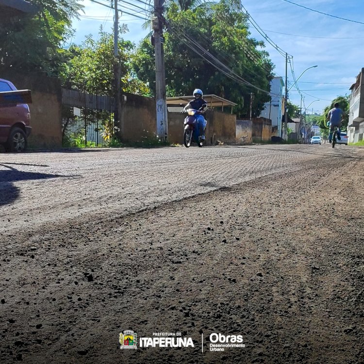 Preparação para recebimento de novo asfalto na rua Primeiro de Maio.