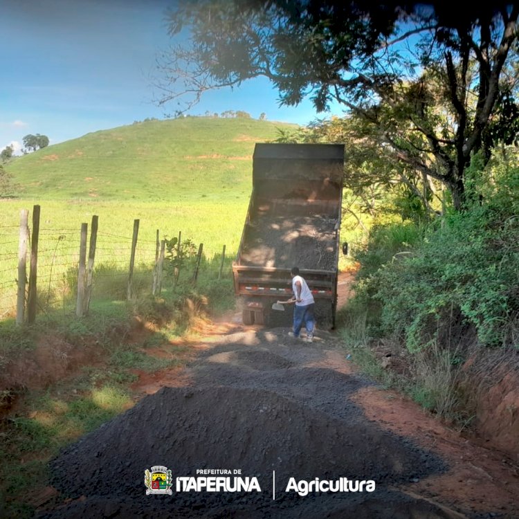 Secretaria de Agricultura intensifica trabalho de recuperação das estradas rurais.