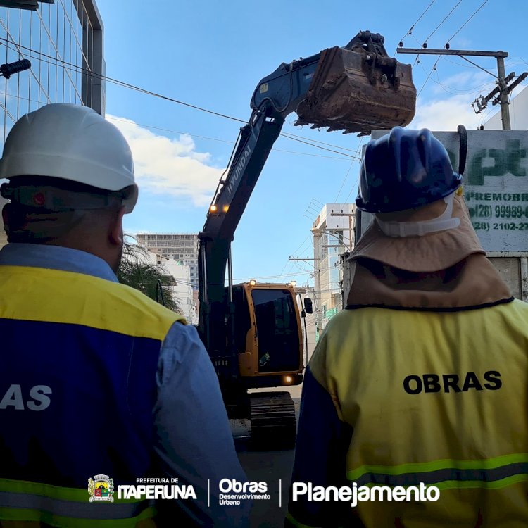 Chegada do material para as obras da galeria da Vinhosa.