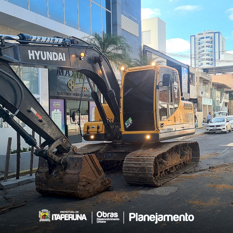 Chegada do material para as obras da galeria da Vinhosa.