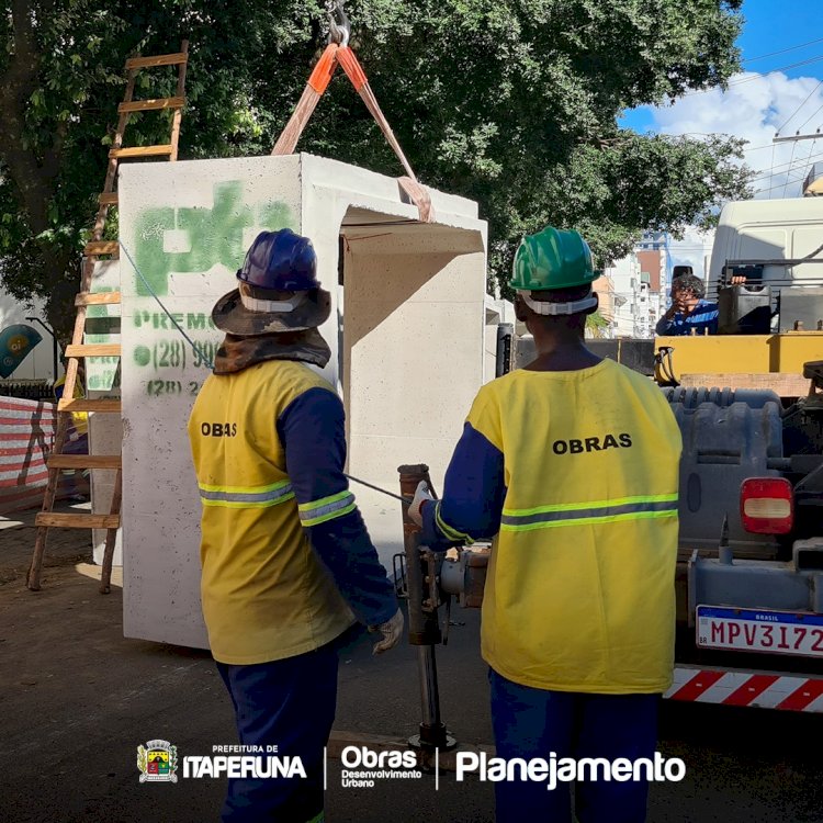 Chegada do material para as obras da galeria da Vinhosa.