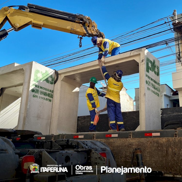 Chegada do material para as obras da galeria da Vinhosa.