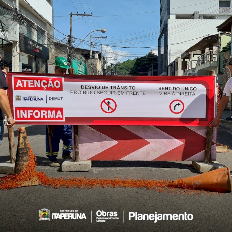 Chegada do material para as obras da galeria da Vinhosa.