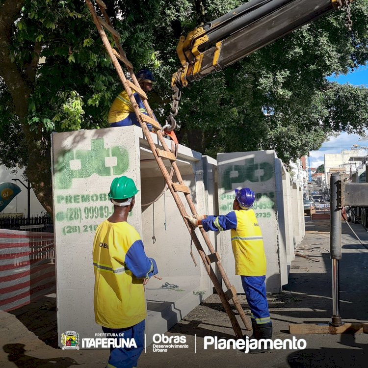 Chegada do material para as obras da galeria da Vinhosa.