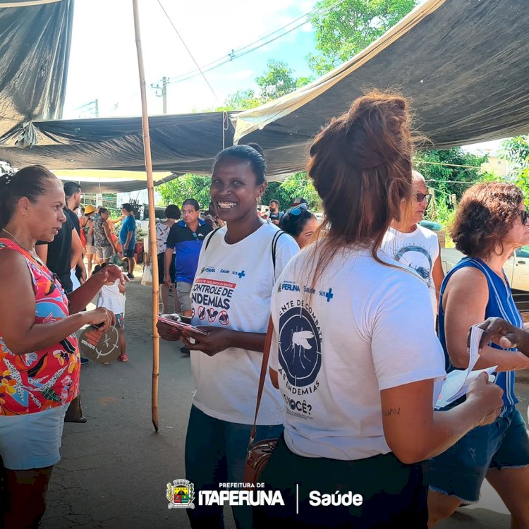 Secretaria de Saúde realiza dia D de combate à dengue na Feira Livre.