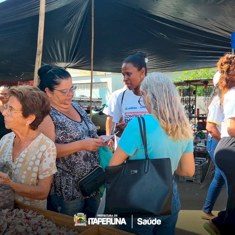 Secretaria de Saúde realiza dia D de combate à dengue na Feira Livre.