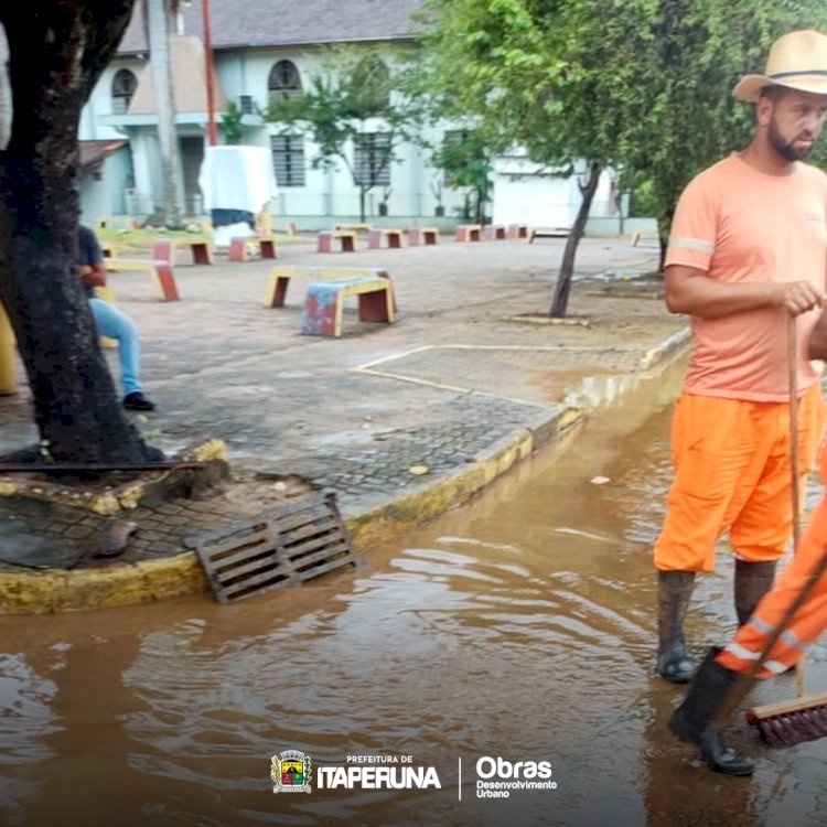 Prefeitura inicia trabalho de limpeza em Raposo após forte chuva.