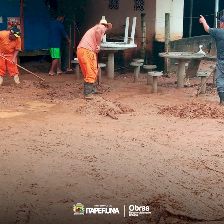 Prefeitura inicia trabalho de limpeza em Raposo após forte chuva.