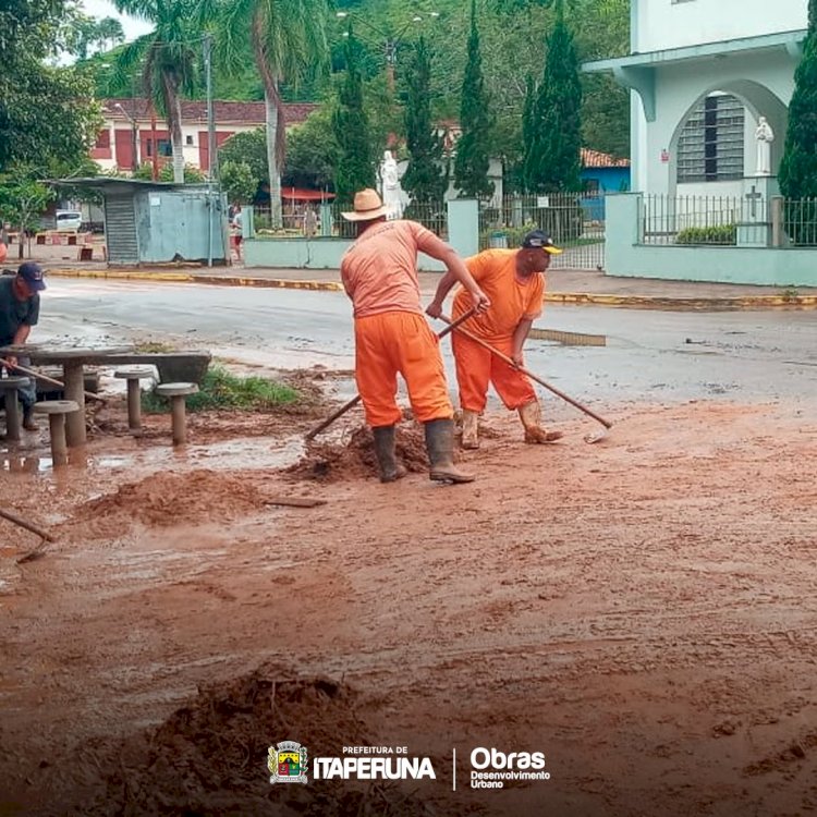 Prefeitura inicia trabalho de limpeza em Raposo após forte chuva.