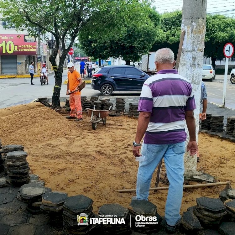 Prefeitura mobiliza equipes para agilizar a limpeza e manutenção das ruas após fortes chuvas.
