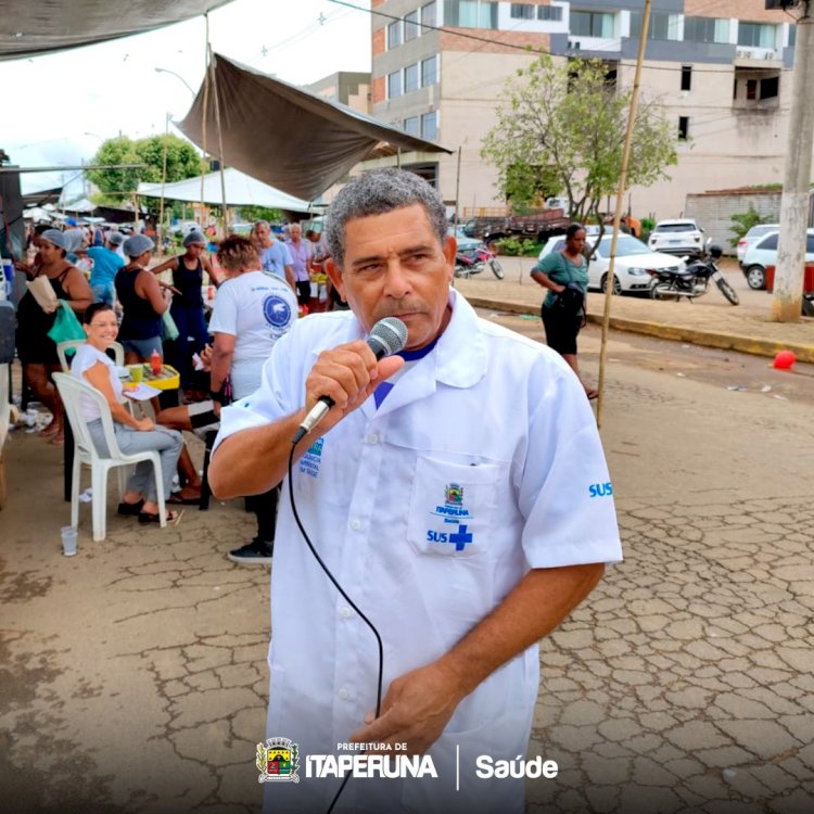 Secretaria de Saúde realiza ação especial de combate a dengue na feira livre.